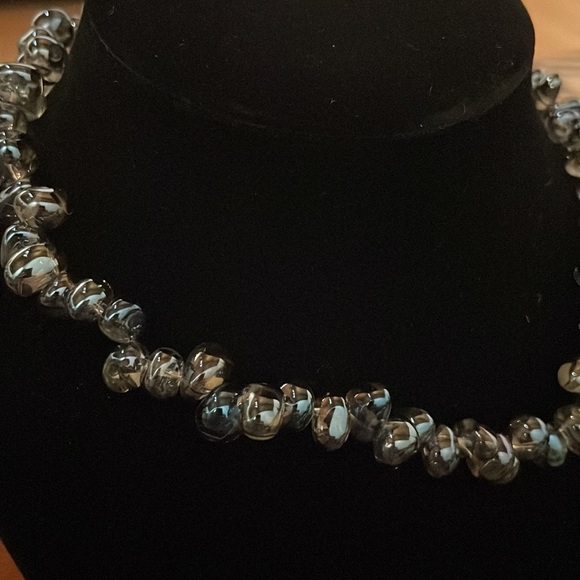 Iridescent glass bead necklace - Picture 5 of 7